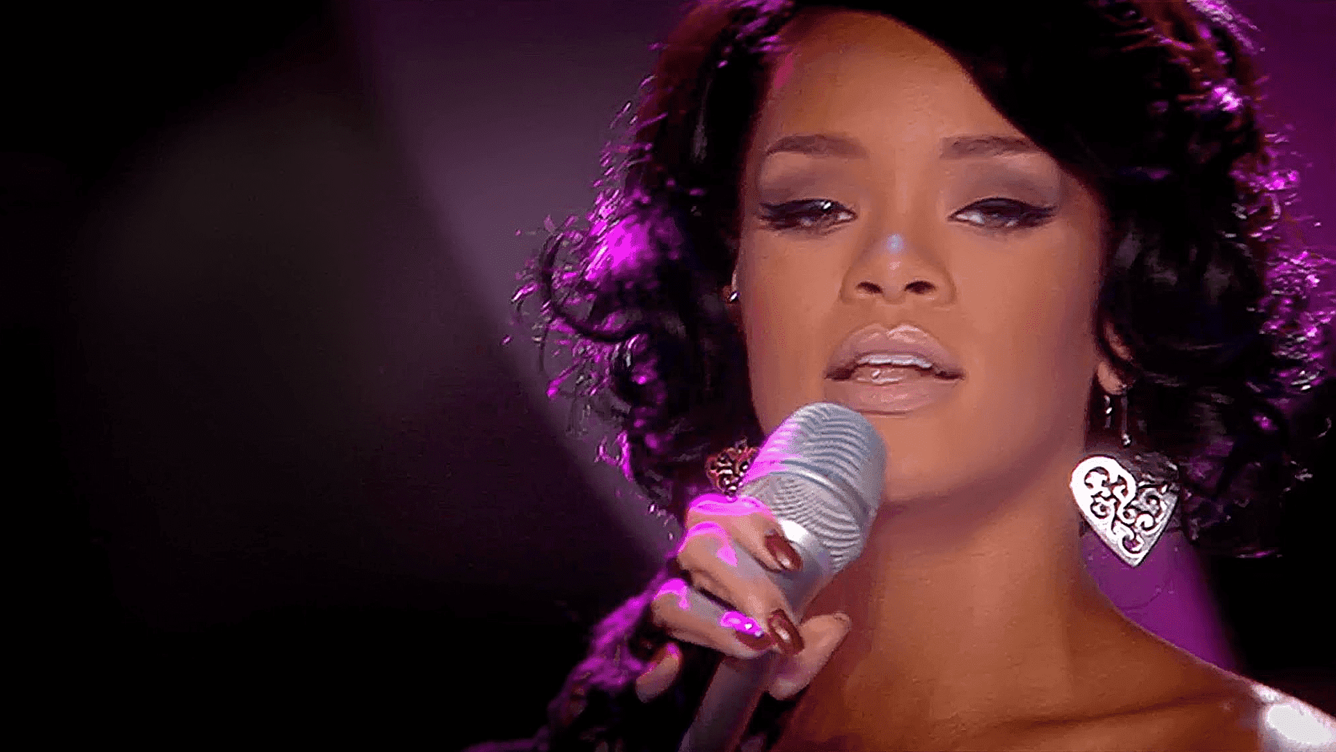 Rihanna At The World Music Awards ceek.com